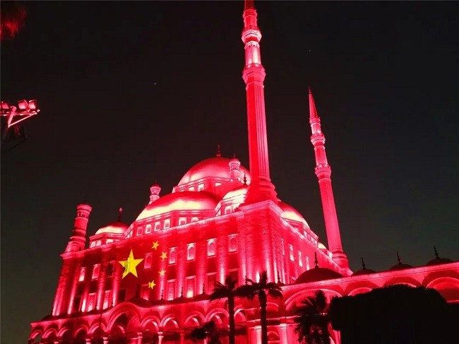 埃及三大世界文化遗产地标上演舞台灯光秀支持中国抗“疫”！