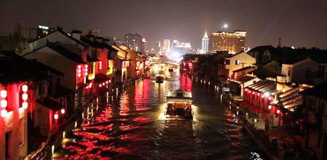 “古运河夜游节”遇上“首届古运河灯会”44组创意灯光秀点亮无锡夜。